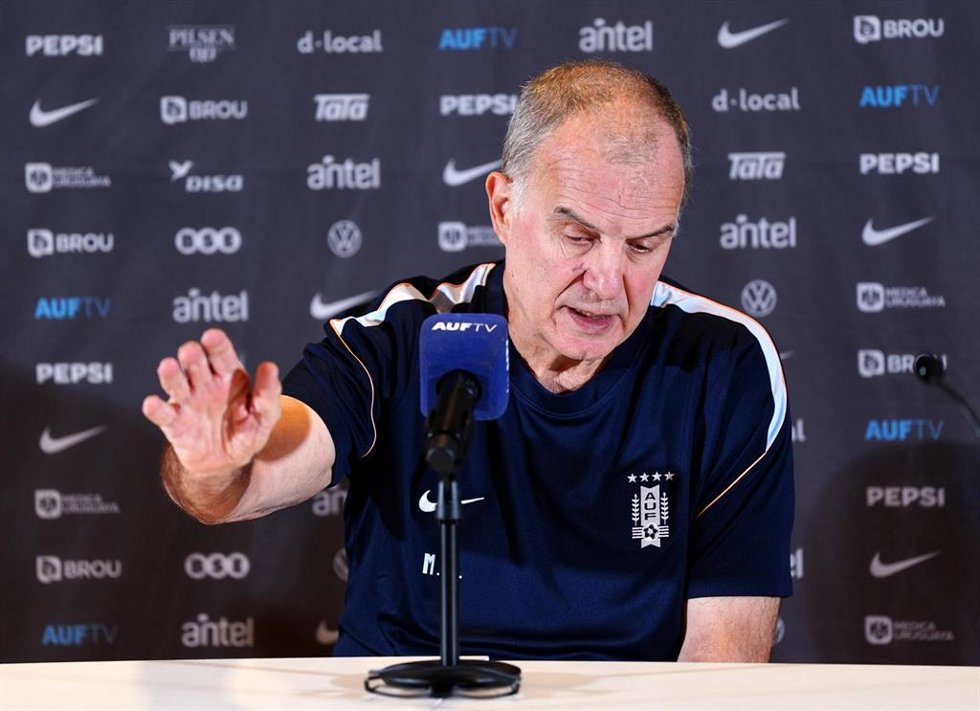 Archivo - El seleccionador de Uruguay, Marcelo Bielsa, en rueda de prensa