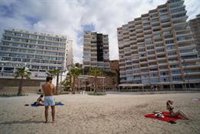Los daños en la estructura y los suministros del edificio incendiado de Magaluf retrasarán el regreso de los vecinos