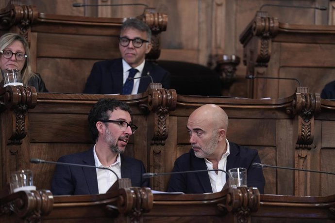 Archivo - (I-D) Los concejales del PP, Juan Milián y Daniel Sirera, durante una sesión plenaria, en el Ayuntamiento de Barcelona, a 31 de octubre de 2025, en Barcelona, Catalunya (España)