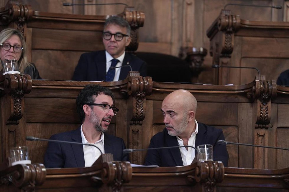 Archivo - (I-D) Los concejales del PP, Juan Milián y Daniel Sirera, durante una sesión plenaria, en el Ayuntamiento de Barcelona, a 31 de octubre de 2025, en Barcelona, Catalunya (España)