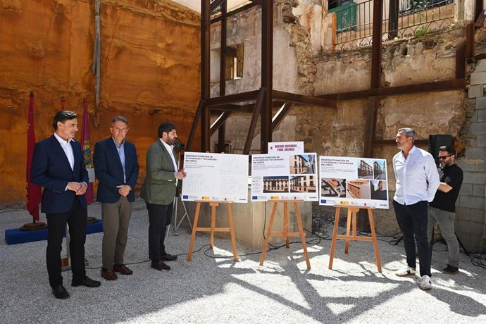 El jefe del Ejecutivo autonómico, Fernando López Miras, presidió hoy en Lorca el acto de colocación de la primera piedra de 11 viviendas de alquiler asequible destinadas a jóvenes