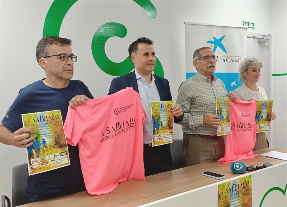 El presidente de la AECC en León, Estanislao Luis Calabuig (centro derecha) y Fernando Luque, organizador y corredor de 'A Santiago contra el cáncer' (izquierda), en la presentación de la presente edición de la iniciativa.