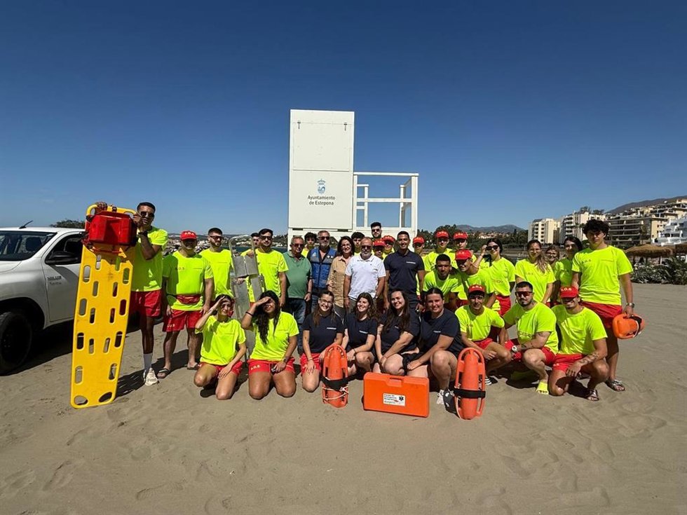 El Ayuntamiento de Estepona activa el servicio de salvamento y vigilancia en las playas.