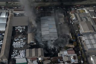 Santiago, 14 de junio de 2026. Incendio en acopio de neumaticos en calle Pedro Aguirre Cerda con Piloto Acevedo comuna de Cerrillos. Jonnathan Oyarzun/Aton Chile
