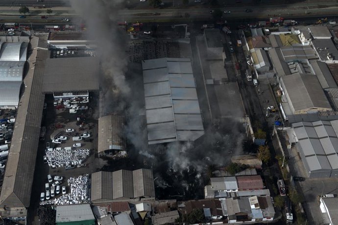 Santiago, 14 de junio de 2026. Incendio en acopio de neumaticos en calle Pedro Aguirre Cerda con Piloto Acevedo comuna de Cerrillos. Jonnathan Oyarzun/Aton Chile