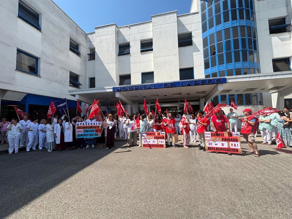 Más de cien personas se movilizan en el Hospital de Laredo por la reclasificación del personal técnico sanitario