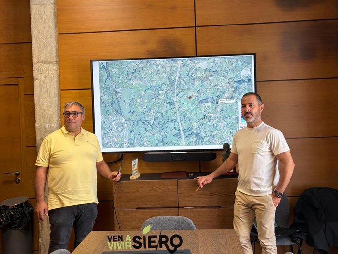 El alcalde de Siero, Ángel García ‘Cepi’, y el concejal de Abastecimiento de Agua y Saneamiento, Parque Móvil, Asociaciones de Vecinos y Centros Socioculturales en el Ámbito Rural, Manuel Pergentino Martínez