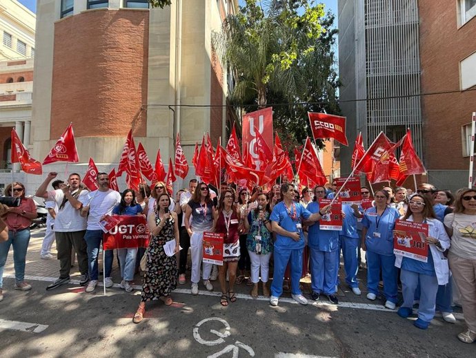 Personal tècnic superior i mitjà de Sanitat es concentra per a exigir la seua reclassificació professional