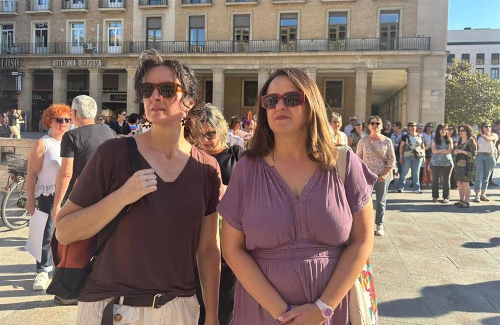 La coordinadora general de Izquierda Unida en Aragón, Marta Abengochea; y la portavoz de ZeC en el Ayuntamiento de Zaragoza, Elena Tomás
