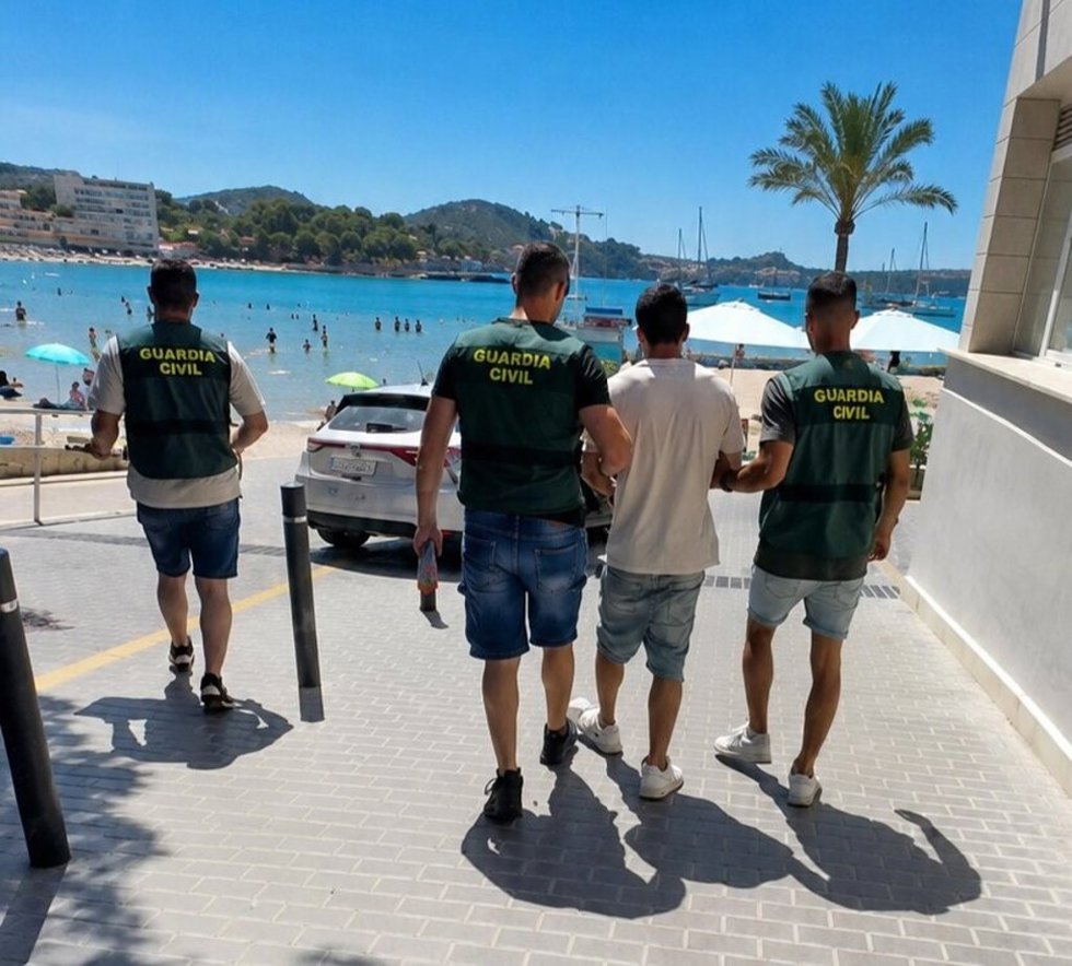 El detenido, de espaldas y custodiado por agentes de la Guardia Civil.