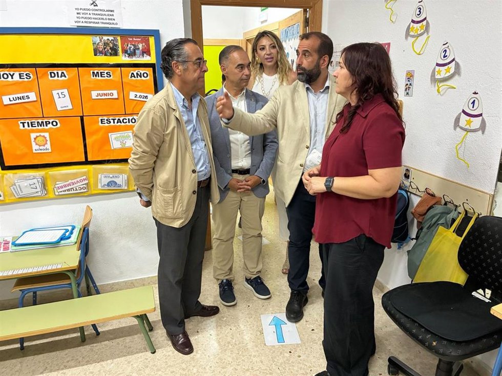 El delegado territorial, Miguel Briones, durante una visita al Colegio de Educación Infantil y Primaria 'El Tomillar' de Benalmádena (Málaga)