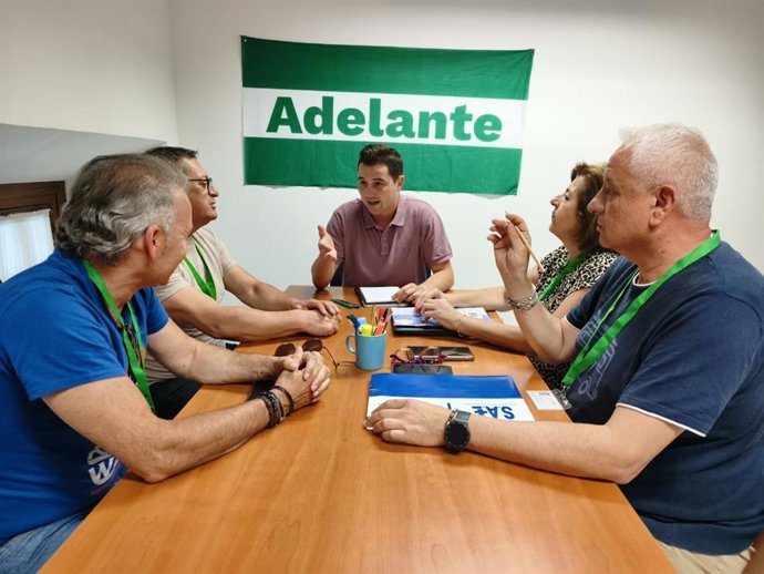 El diputado de Adelante Andalucía por Sevilla, Javi Montes, en una reunión con representantes de Técnicos Sanitarios de los sindicatos Tecnos y Sae.