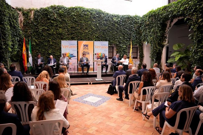 El rector de la UPO, Francisco Oliva, junto al presidente de la diputación de Sevilla, Javier Fernández, y el alcalde de Carmona (Sevilla), Juan Ávila, en el acto inaugural de los cursos estivales de la UPO. A 15 de junio de 2026.