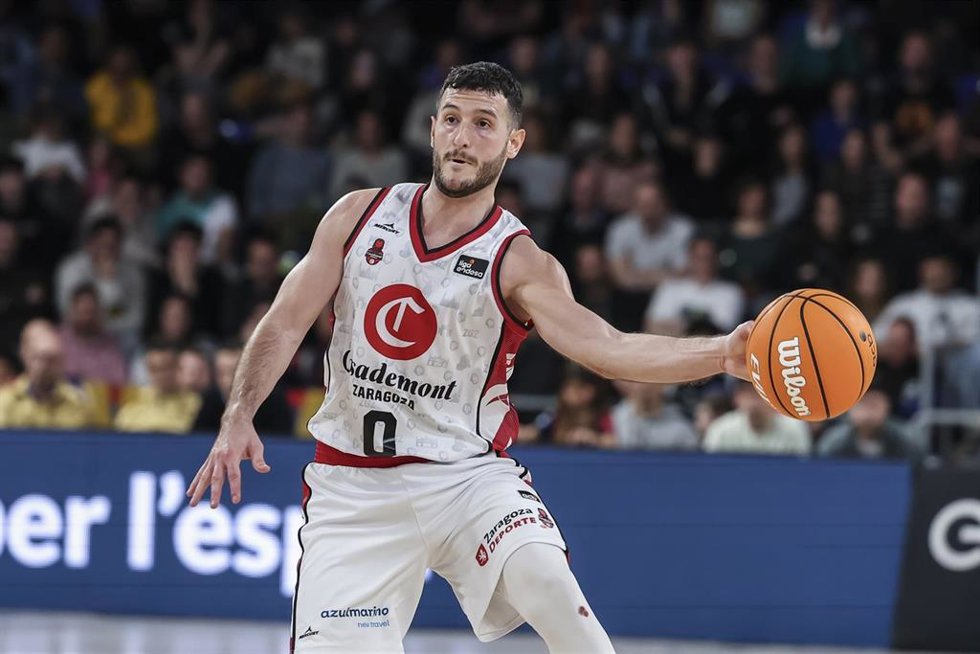 Archivo - El base italiano Marco Spissu, del Casademont Zaragoza, en un partido de la Liga Endesa contra el FC Barcelona en el Palau Blaugrana.