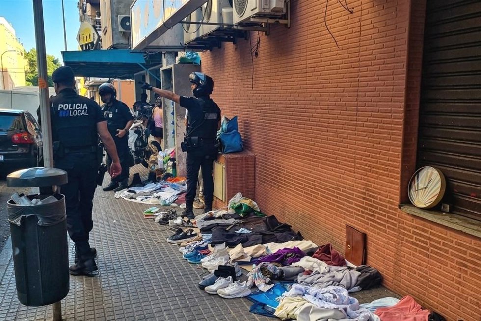 La Policía Local interviene varios puntos de venta ambulante en Son Gotleu y levanta dos actas por venta ilegal