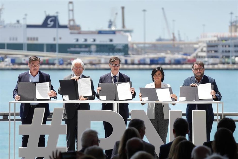 (I-D) El presidente de Pimec, Antoni Cañete; el presidente de Foment, Josep Sánchez Llibre; el president de la Generalitat, Salvador Illa; la secretaria general de CCOO de Catalunya, Belén López, y el secretario general de UGT de Catalunya, Camil Ros