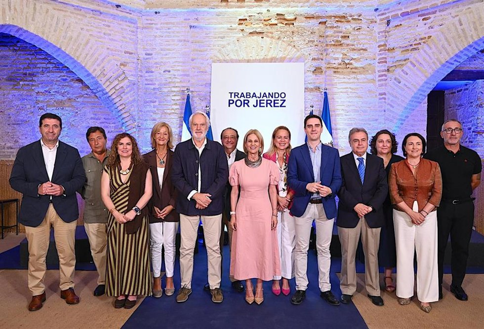 La alcaldesa de Jerez de la Frontera (Cádiz), María José García-Pelayo, junto a su equipo de gobierno en un balance de los tres años de mandato