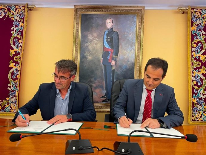 El consejero en funciones de Justicia, Administración Local y Función Pública, José Antonio Nieto, y el alcalde de Isla Mayor (Sevilla), Juan Molero.