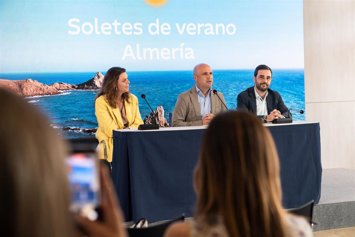 La directora de Guía Repsol, María Ritter; el presidente de la Diputación de Almería, José Antonio García Alcaina; y el diputado de Presidencia y Promoción de la Provincia, Carlos Sánchez, durante la presentación de los 'Soletes' Guía Repsol.