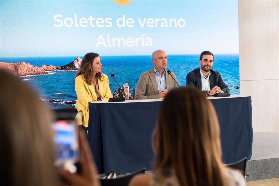 La directora de Guía Repsol, María Ritter; el presidente de la Diputación de Almería, José Antonio García Alcaina; y el diputado de Presidencia y Promoción de la Provincia, Carlos Sánchez, durante la presentación de los 'Soletes' Guía Repsol.