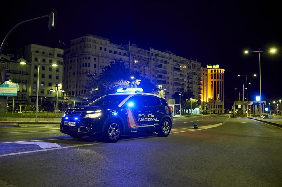 Archivo - Un coche de Policía Nacional circula por una calle de Santander