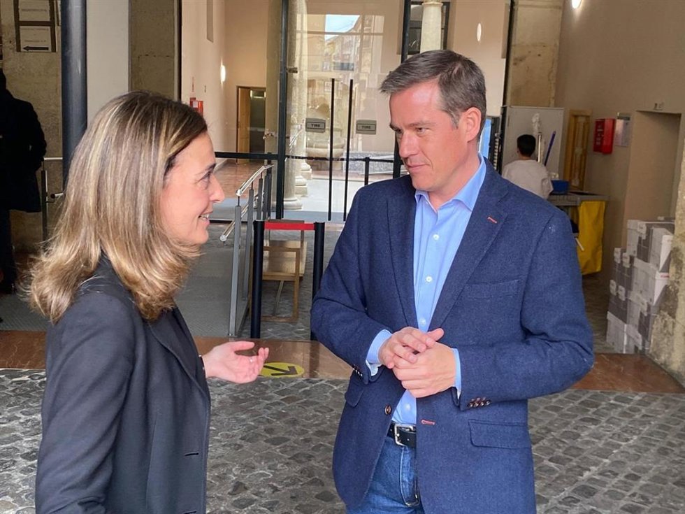 Archivo - La consellera de Justicia, Nuria Martínez, y el alcalde de Xàtiva, Roger Cerdà.