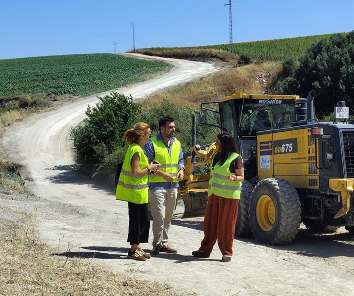 El delegado territorial de Agricultura, Pesca, Agua y Desarrollo Rural en la provincia de Cádiz, Francisco Moreno, en una visita el camino de Gigonza, una de las vías dañadas por borrascas en las que se está actuando en Paterna de Rivera.