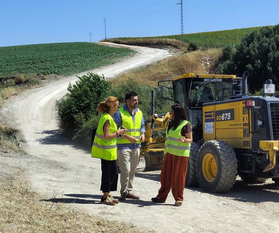 El delegado territorial de Agricultura, Pesca, Agua y Desarrollo Rural en la provincia de Cádiz, Francisco Moreno, en una visita el camino de Gigonza, una de las vías dañadas por borrascas en las que se está actuando en Paterna de Rivera.