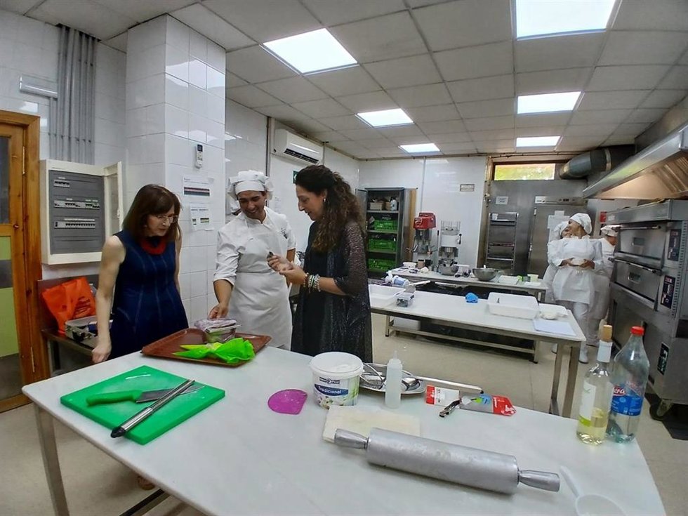 La delegada de la Junta en funciones, Ana Mata (1d), en la Escuela de Formación de hostelería Hacienda La Laguna.