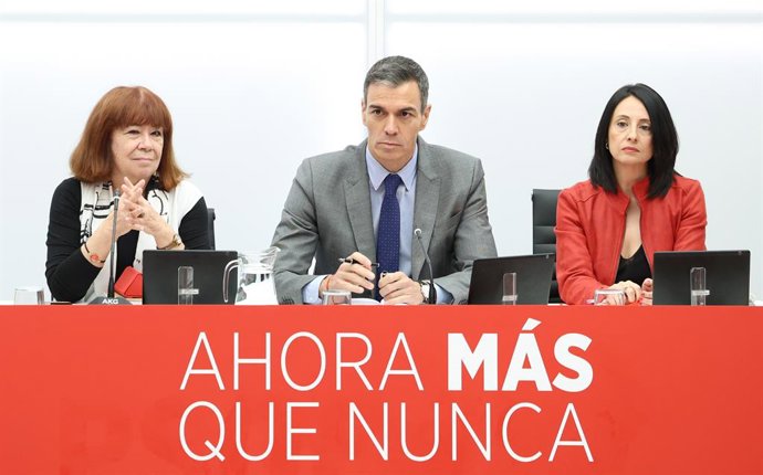 La presidenta del PSOE, Cristina Narbona, el president del Govern, Pedro Sánchez i la secretària d'Organització del PSOE, Rebeca Torró Soler, durant una reunió en la seu federal del partit, a 18 de maig del 2026, a Madrid (Espanya).