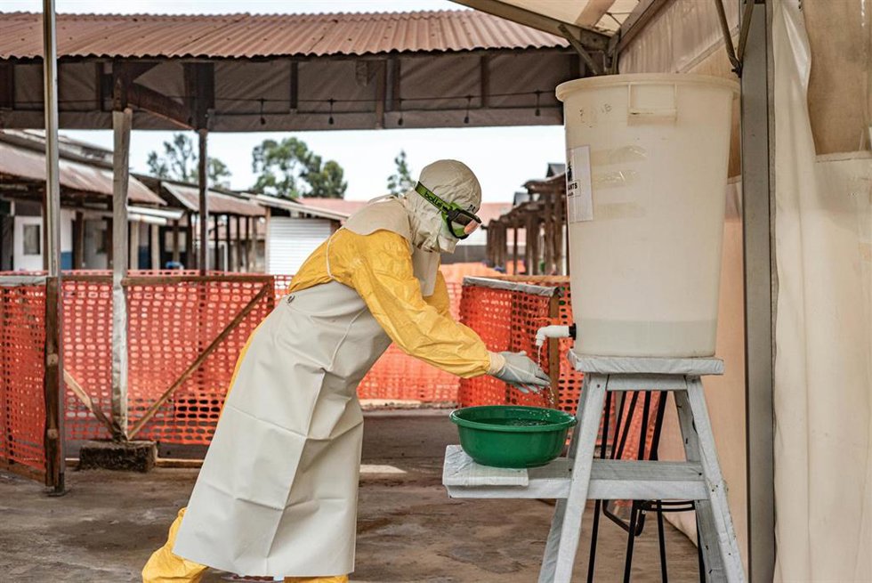 Archivo - Un trabajador médico en un centro de tratamiento de ébola de la organización no gubernamental Médicos Sin Fronteras (MSF) en Goma, en el este de República Democrática del Congo (RDC)
