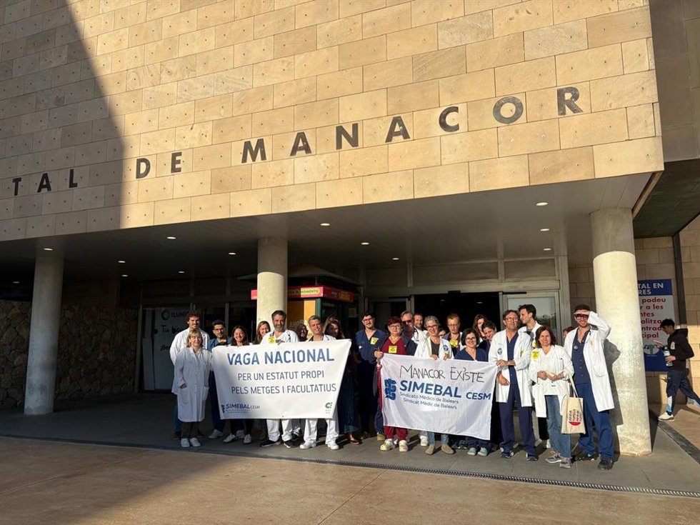 Archivo - Médicos se concentran en el Hospital de Manacor, en una foto de archivo.