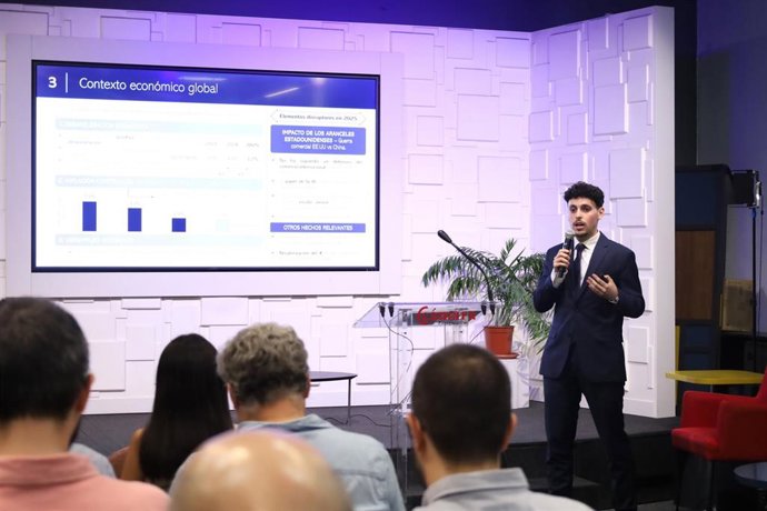 El consultor de Estrategia de Auren Álvaro García Pacheco, durante la exposición del Informe Económico de Aragón 2025.