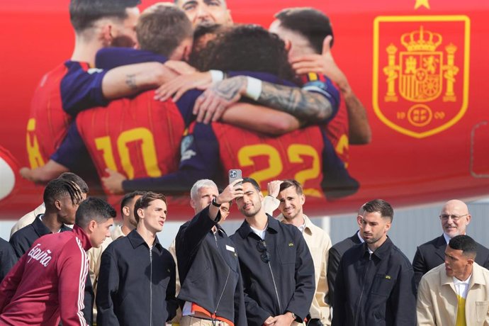 Los futbolistas integrantes de la selección española y su seleccionador, Luis de la Fuente, antes de coger el vuelo para ir al Mundial, en el Aeropuerto de Santiago-Rosalía de Castro, en Santiago de Compostela, A Coruña, Galicia (España). Aficionados se h