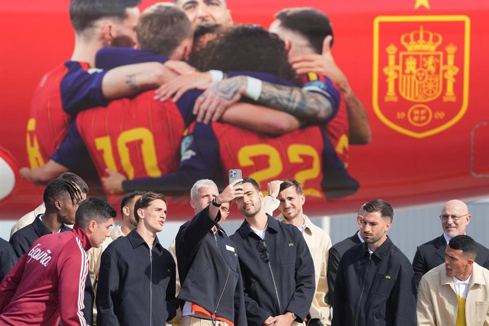 Los futbolistas integrantes de la selección española y su seleccionador, Luis de la Fuente, antes de coger el vuelo para ir al Mundial, en el Aeropuerto de Santiago-Rosalía de Castro, en Santiago de Compostela, A Coruña, Galicia (España). Aficionados se h