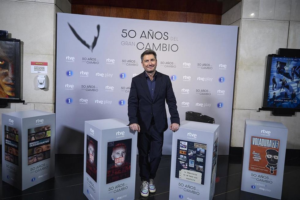 Archivo - El periodista Carlos del Amor posa durante la presentación de ‘50 años del gran cambio’, en los Cines Palacio de la Prensa, a 3 de noviembre de 2025, en Madrid (España). RTVE ha preparado un especial formado por los documentales ‘La foto’, ‘La d