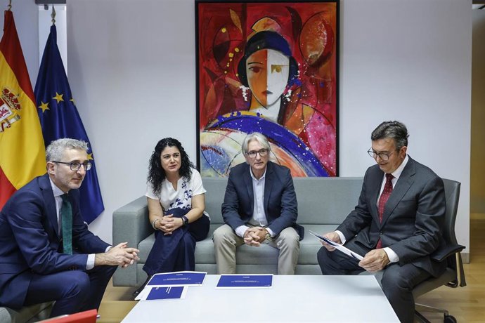 El ministro de Hacienda, Arcadi España; el secretario general de UGT-PV, Tino Calero; la secretaria general de CCOO-PV, Ana María García; y el presidente de la CEV, Vicente Lafuente, durante una reunión, en la Delegación del Gobierno 