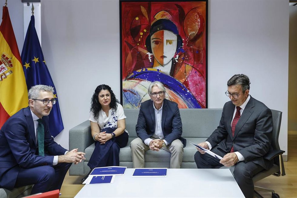 El ministro de Hacienda, Arcadi España; el secretario general de UGT-PV, Tino Calero; la secretaria general de CCOO-PV, Ana María García; y el presidente de la CEV, Vicente Lafuente, durante una reunión, en la Delegación del Gobierno 