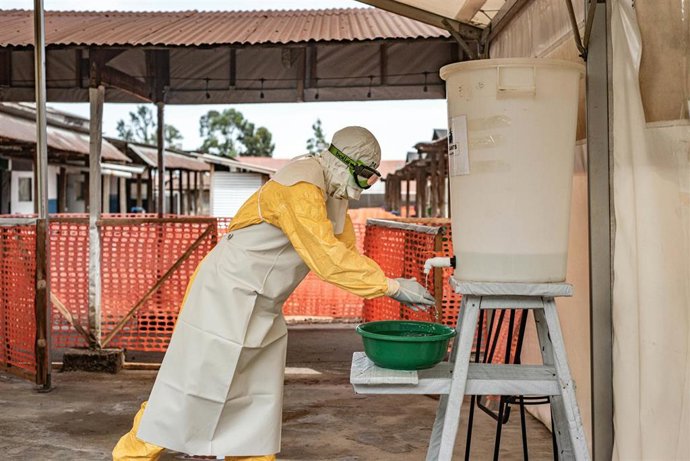 Archivo - Un trabajador médico en un centro de tratamiento de ébola de la organización no gubernamental Médicos Sin Fronteras (MSF) en Goma, en el este de República Democrática del Congo (RDC)