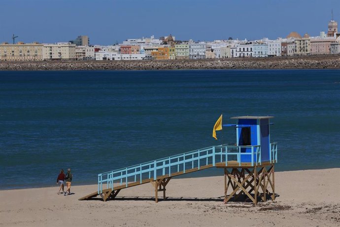 Archivo - Playa de Cádiz capital.