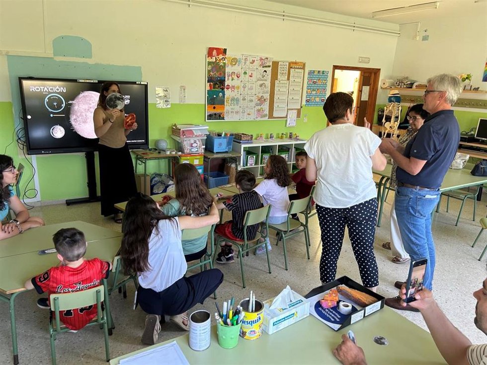 El Principado organiza talleres de astronomía para acercar la ciencia a los colegios rurales.