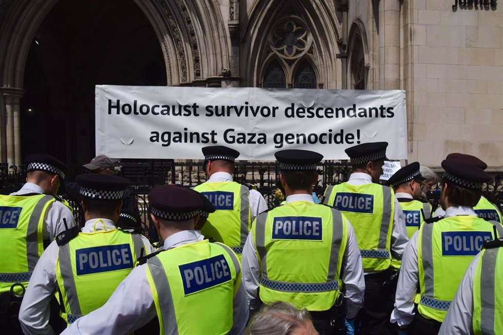 Agentes de policía ante una protesta en Londres, Reino Unido, contra la ofensiva israelí sobre Gaza 