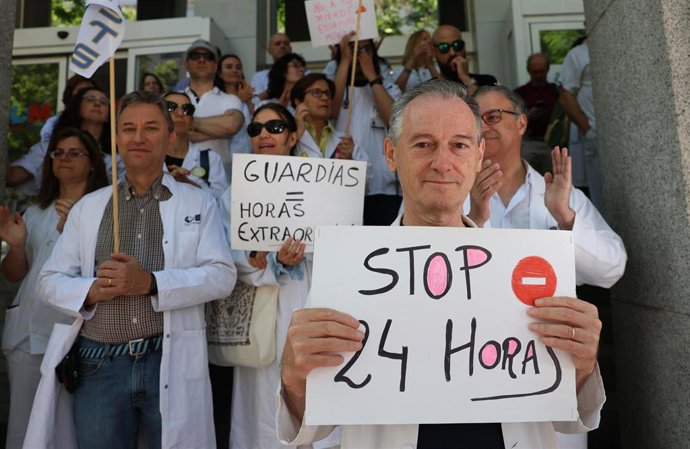 Archivo.- Médicos y facultativos durante una concentración frente al Hospital La Princesa