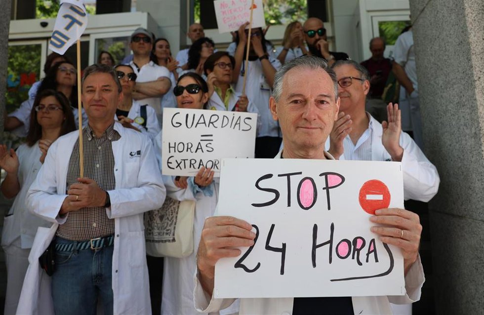 Archivo.- Médicos y facultativos durante una concentración frente al Hospital La Princesa