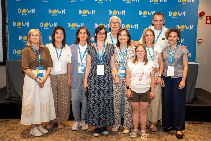 Nueva directiva de Down España con Mar Rodríguez en el centro.