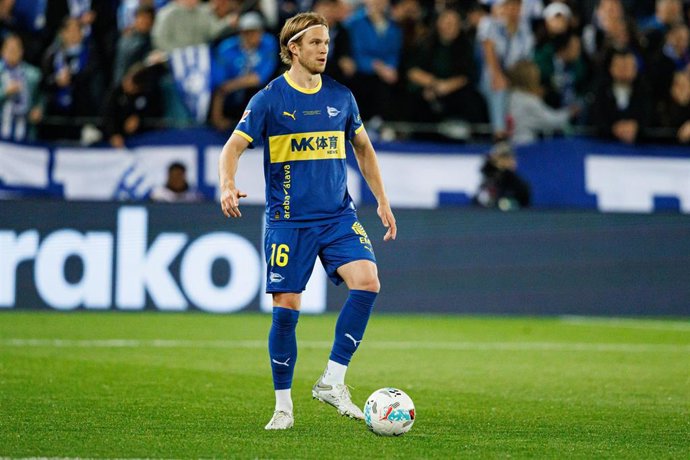 Archivo - El defensa finlandés Ville Koski, durante un partido con el Deportivo Alavés.