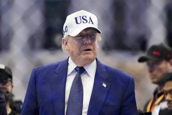 Trump confirma que algunos barcos empiezan a transitar por el estrecho de Ormuz