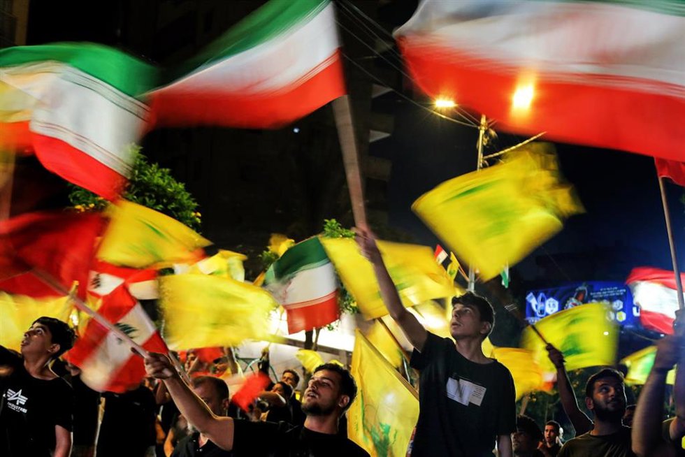 Seguidores de Hezbolá, el grupo proiraní, enarbolan banderas y muestran fotografías del líder del partido asesinado, Hassan Nasrallah, durante una ceremonia celebrada en un barrio del sur de Beirut.