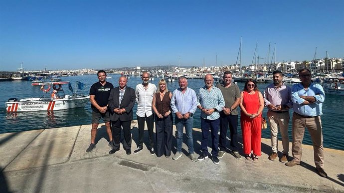 Mancomunidad Axarquía Costa del Sol activa el servicio de limpieza de aguas superficiales con una decena de embarcaciones que recorren el litoral