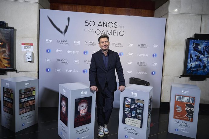 Archivo - El periodista Carlos del Amor posa durante la presentación de ‘50 años del gran cambio’, en los Cines Palacio de la Prensa, a 3 de noviembre de 2025, en Madrid (España). RTVE ha preparado un especial formado por los documentales ‘La foto’, ‘La d